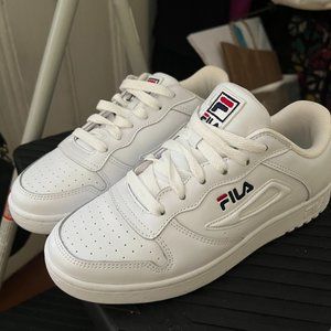 (BRAND NEW) FILA white shoes women size 7.5